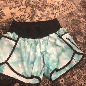 Lululmeon size 6 shorts